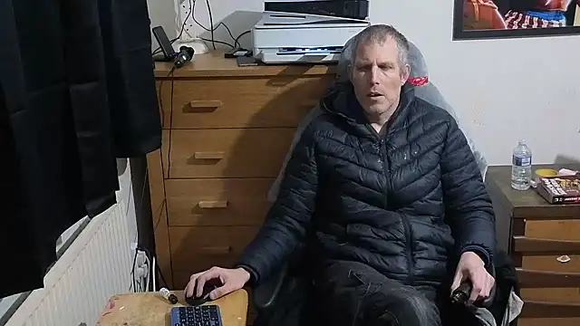 Snapshot of tall_guy323 chatting on 01-22-25, 04:33 tall guy323 online show from 01-22-25, 04:33