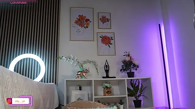 LillyDolls23 online show from 04-12-26, 01:27