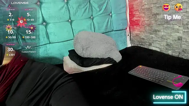 Cloee66 online show from 10-20-25, 01:44