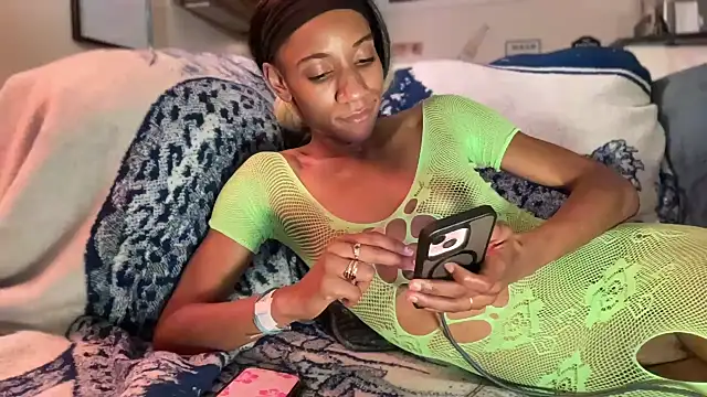 Snapshot of cutiesigh chatting on 10-10-25, 08:02 cutiesigh online show from 10-10-25, 08:02