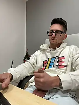 Snapshot of masterboss_ chatting on 12-15-24, 05:31 masterboss online show from 12-15-24, 05:31