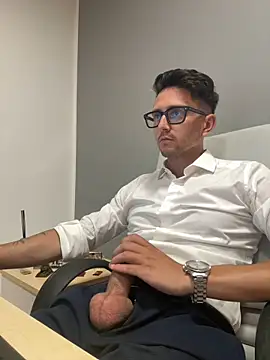 Snapshot of masterboss_ chatting on 09-15-25, 11:32 masterboss online show from 09-15-25, 11:32