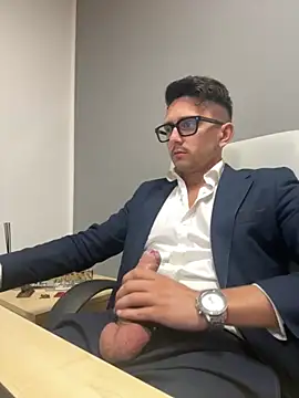 Snapshot of masterboss_ chatting on 10-14-25, 11:44 masterboss online show from 10-14-25, 11:44