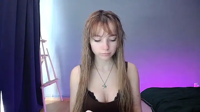 Snapshot of LuciaYoung chatting on 02-05-25, 12:17 LuciaYoung online show from 02-05-25, 12:17