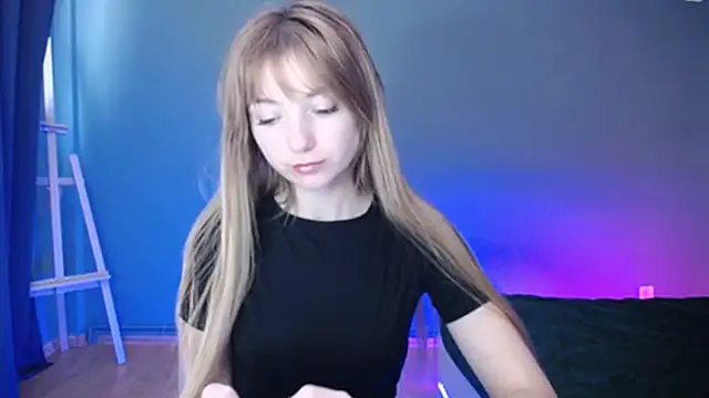 Snapshot of LuciaYoung chatting on 02-11-25, 01:20 LuciaYoung online show from 02-11-25, 01:20