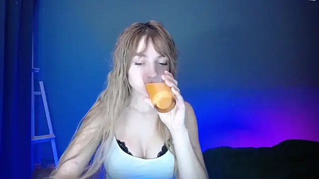 Snapshot of LuciaYoung chatting on 02-12-25, 07:13 LuciaYoung online show from 02-12-25, 07:13