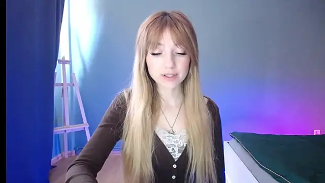 Snapshot of LuciaYoung chatting on 02-18-25, 01:22 LuciaYoung online show from 02-18-25, 01:22