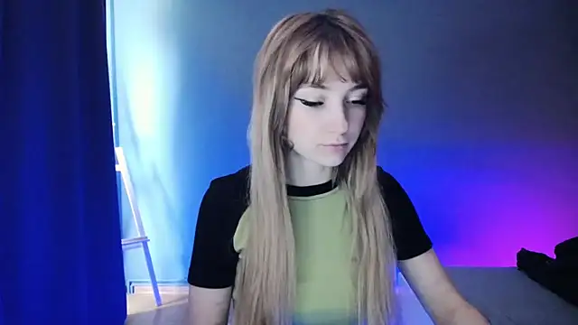 Snapshot of LuciaYoung chatting on 02-19-25, 07:17 LuciaYoung online show from 02-19-25, 07:17