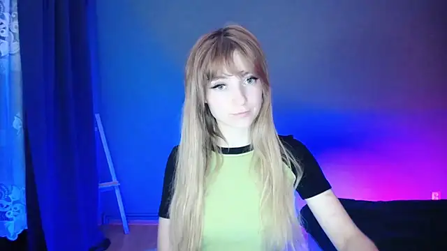 Snapshot of LuciaYoung chatting on 02-19-25, 10:20 LuciaYoung online show from 02-19-25, 10:20