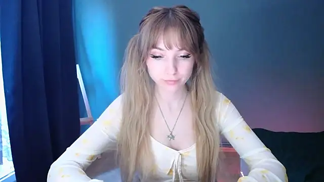 Snapshot of LuciaYoung chatting on 02-21-25, 04:16 LuciaYoung online show from 02-21-25, 04:16