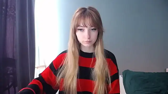 Snapshot of LuciaYoung chatting on 02-22-25, 09:45 LuciaYoung online show from 02-22-25, 09:45