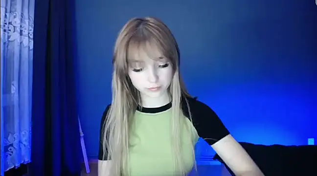 Snapshot of LuciaYoung chatting on 02-26-25, 07:27 LuciaYoung online show from 02-26-25, 07:27