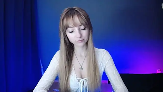 Snapshot of LuciaYoung chatting on 02-28-25, 07:35 LuciaYoung online show from 02-28-25, 07:35