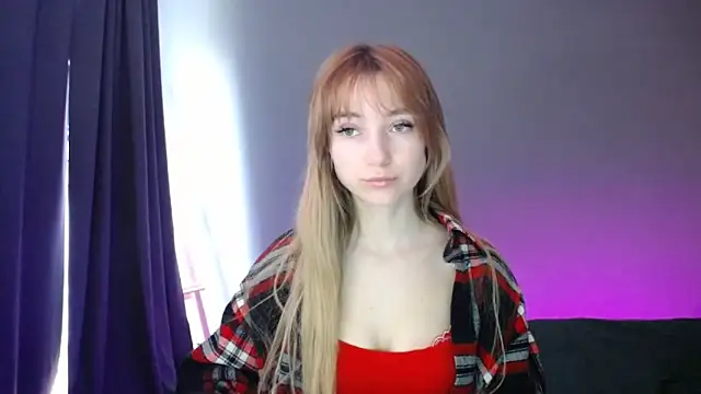 Snapshot of LuciaYoung chatting on 03-03-25, 10:28 LuciaYoung online show from 03-03-25, 10:28