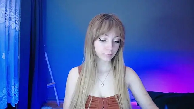 Snapshot of LuciaYoung chatting on 03-05-25, 10:21 LuciaYoung online show from 03-05-25, 10:21