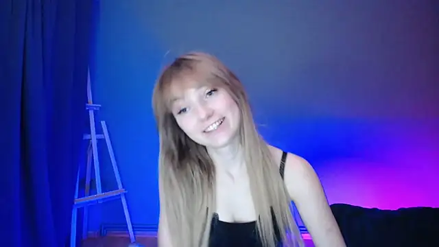 Snapshot of LuciaYoung chatting on 03-06-25, 10:36 LuciaYoung online show from 03-06-25, 10:36