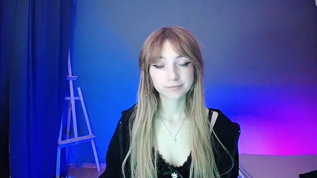 Snapshot of LuciaYoung chatting on 03-08-25, 10:24 LuciaYoung online show from 03-08-25, 10:24