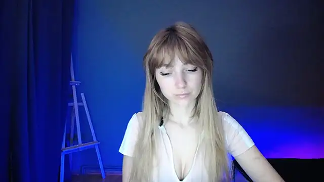 Snapshot of LuciaYoung chatting on 03-09-25, 07:15 LuciaYoung online show from 03-09-25, 07:15