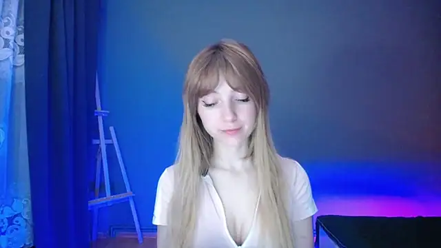 Snapshot of LuciaYoung chatting on 03-09-25, 10:19 LuciaYoung online show from 03-09-25, 10:19