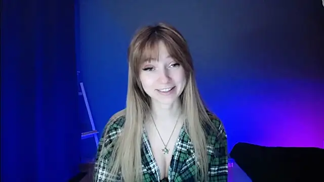 Snapshot of LuciaYoung chatting on 03-10-25, 07:40 LuciaYoung online show from 03-10-25, 07:40