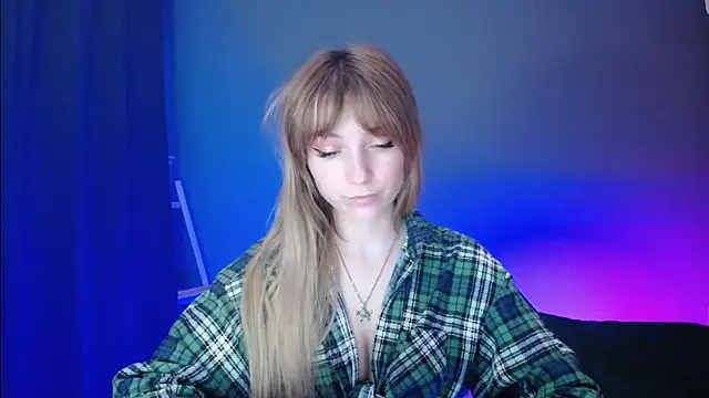 Snapshot of LuciaYoung chatting on 03-10-25, 10:45 LuciaYoung online show from 03-10-25, 10:45