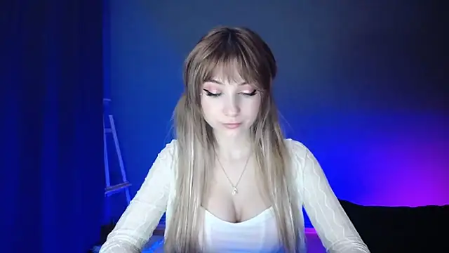 Snapshot of LuciaYoung chatting on 03-11-25, 07:25 LuciaYoung online show from 03-11-25, 07:25