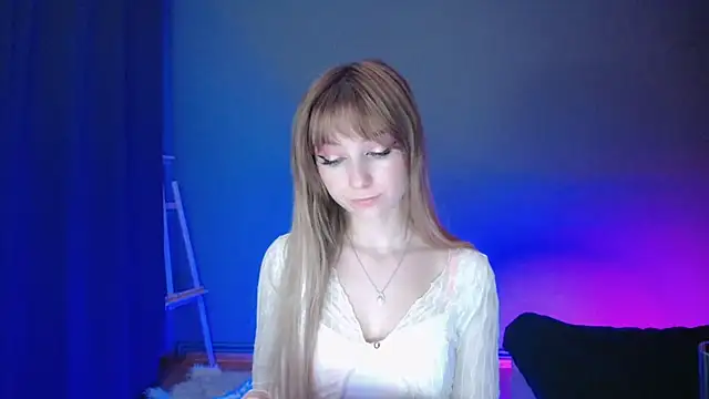 Snapshot of LuciaYoung chatting on 03-11-25, 10:31 LuciaYoung online show from 03-11-25, 10:31