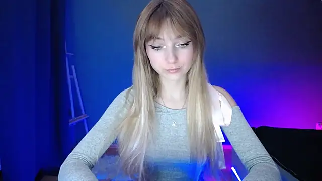 Snapshot of LuciaYoung chatting on 03-18-25, 07:31 LuciaYoung online show from 03-18-25, 07:31