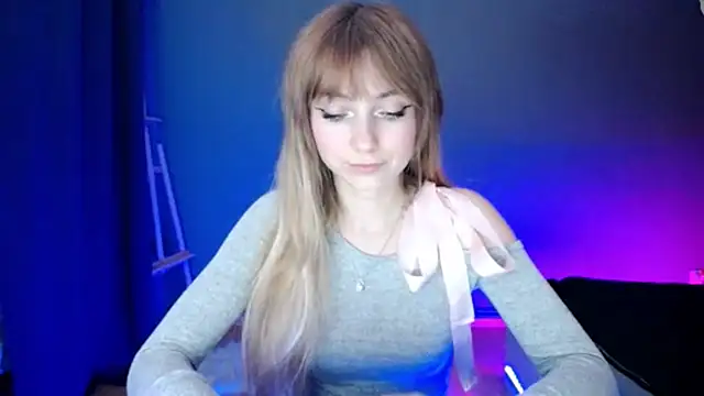 Snapshot of LuciaYoung chatting on 03-18-25, 10:37 LuciaYoung online show from 03-18-25, 10:37