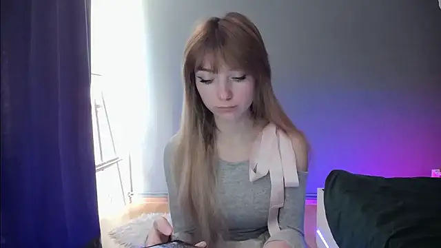 Snapshot of LuciaYoung chatting on 03-19-25, 10:22 LuciaYoung online show from 03-19-25, 10:22