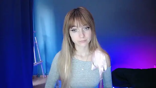 Snapshot of LuciaYoung chatting on 03-19-25, 04:34 LuciaYoung online show from 03-19-25, 04:34