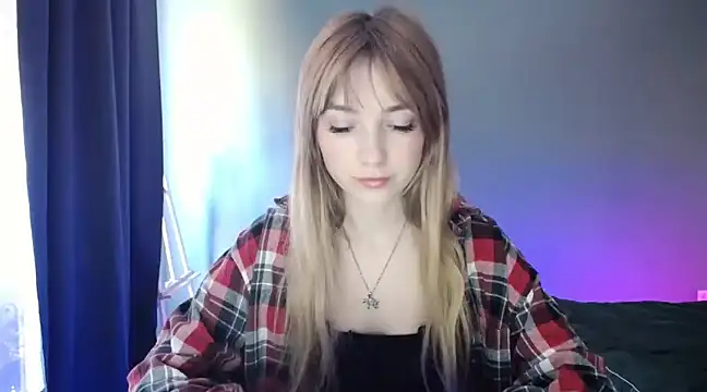 Snapshot of LuciaYoung chatting on 03-20-25, 01:15 LuciaYoung online show from 03-20-25, 01:15