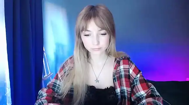 Snapshot of LuciaYoung chatting on 03-20-25, 04:20 LuciaYoung online show from 03-20-25, 04:20