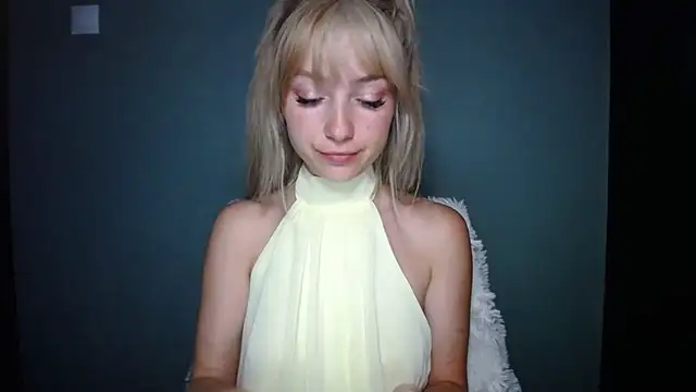 Snapshot of LuciaYoung chatting on 09-08-25, 06:18 LuciaYoung online show from 09-08-25, 06:18