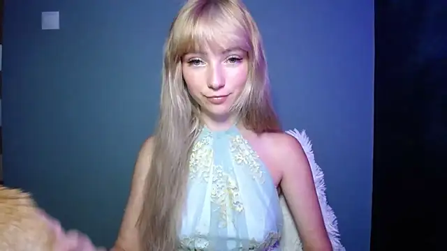 Snapshot of LuciaYoung chatting on 09-09-25, 06:24 LuciaYoung online show from 09-09-25, 06:24