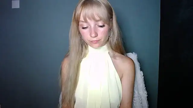 Snapshot of LuciaYoung chatting on 09-10-25, 02:28 LuciaYoung online show from 09-10-25, 02:28