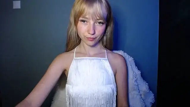 Snapshot of LuciaYoung chatting on 09-12-25, 06:24 LuciaYoung online show from 09-12-25, 06:24