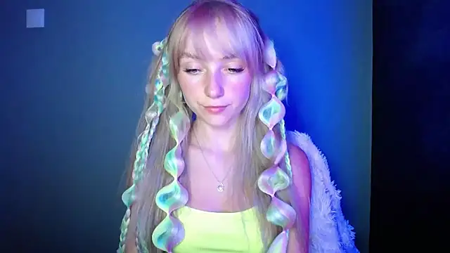 Snapshot of LuciaYoung chatting on 09-12-25, 06:30 LuciaYoung online show from 09-12-25, 06:30