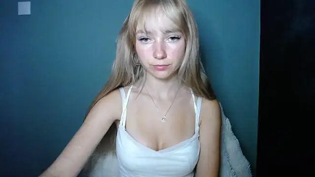 Snapshot of LuciaYoung chatting on 09-13-25, 06:35 LuciaYoung online show from 09-13-25, 06:35