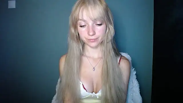 Snapshot of LuciaYoung chatting on 09-13-25, 06:40 LuciaYoung online show from 09-13-25, 06:40