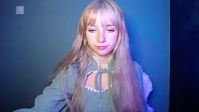 Snapshot of LuciaYoung chatting on 09-16-25, 06:20 LuciaYoung online show from 09-16-25, 06:20