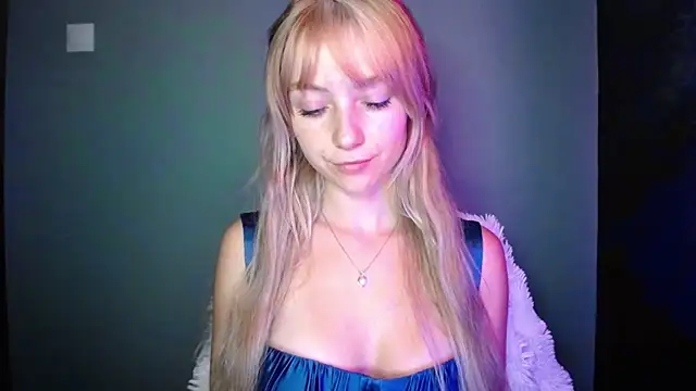 Snapshot of LuciaYoung chatting on 09-17-25, 06:31 LuciaYoung online show from 09-17-25, 06:31