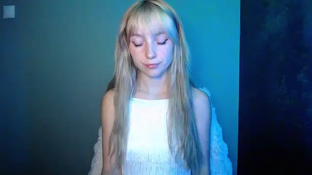 Snapshot of LuciaYoung chatting on 09-21-25, 07:26 LuciaYoung online show from 09-21-25, 07:26