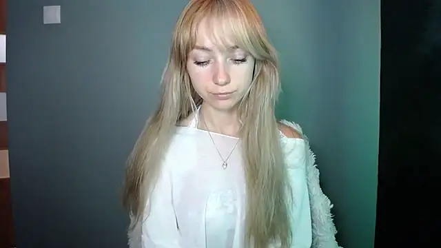 Snapshot of LuciaYoung chatting on 09-23-25, 12:19 LuciaYoung online show from 09-23-25, 12:19