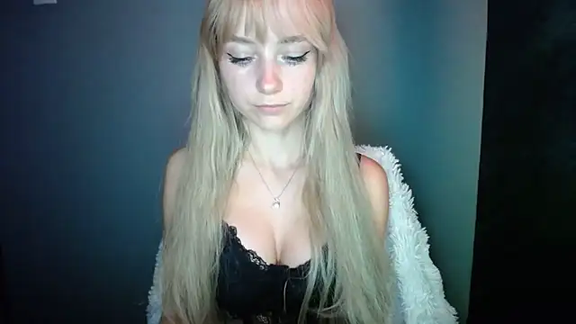 Snapshot of LuciaYoung chatting on 09-24-25, 06:33 LuciaYoung online show from 09-24-25, 06:33