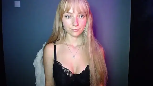 Snapshot of LuciaYoung chatting on 09-25-25, 06:55 LuciaYoung online show from 09-25-25, 06:55