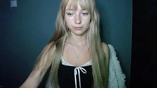 Snapshot of LuciaYoung chatting on 09-26-25, 07:01 LuciaYoung online show from 09-26-25, 07:01