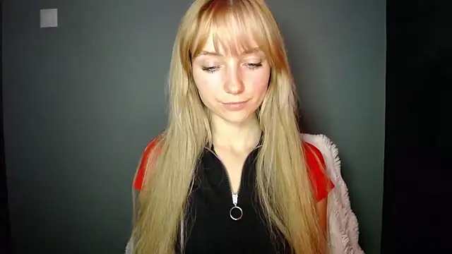 Snapshot of LuciaYoung chatting on 09-27-25, 07:19 LuciaYoung online show from 09-27-25, 07:19