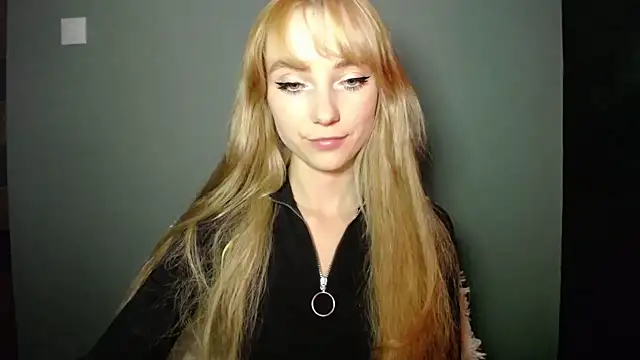 Snapshot of LuciaYoung chatting on 10-01-25, 06:14 LuciaYoung online show from 10-01-25, 06:14