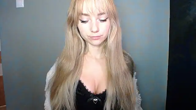 Snapshot of LuciaYoung chatting on 10-02-25, 06:31 LuciaYoung online show from 10-02-25, 06:31